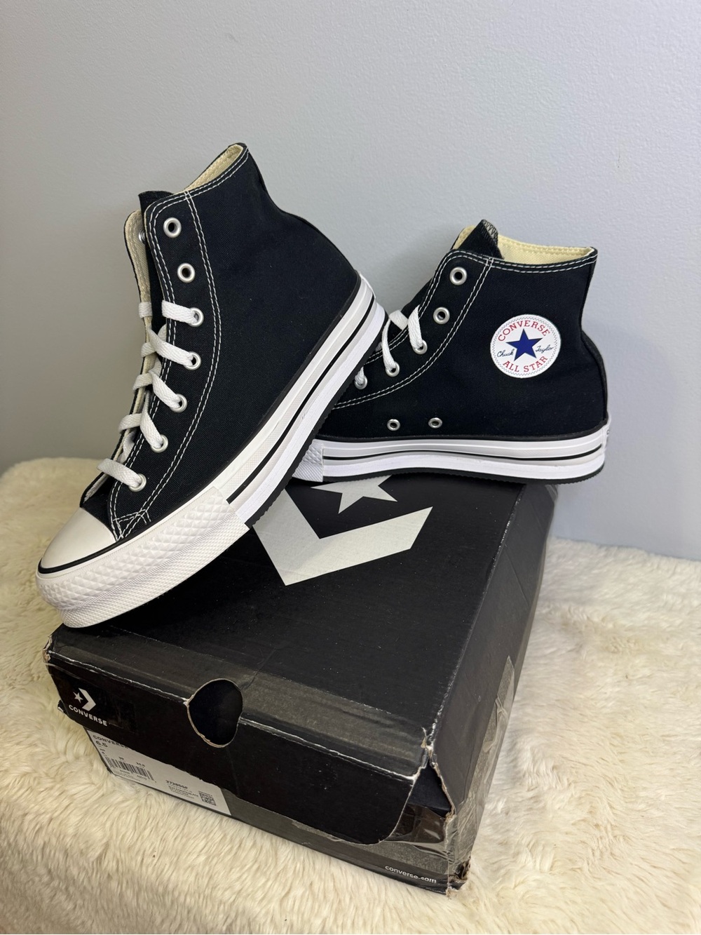 Kid’s Size 6.5 📓 Black Converse High-Top
